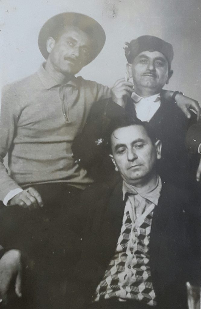 اکبر خان آقاجانی خطبه سرا (راست)، اصغر خان آقاجانی خطبه سرا (نشسته) برادر دوقلو